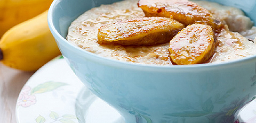 Карамельная овсяная каша на молоке, с бананом