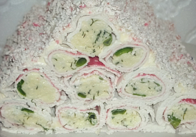 Закуска из крабовых палочек, фаршированных сыром