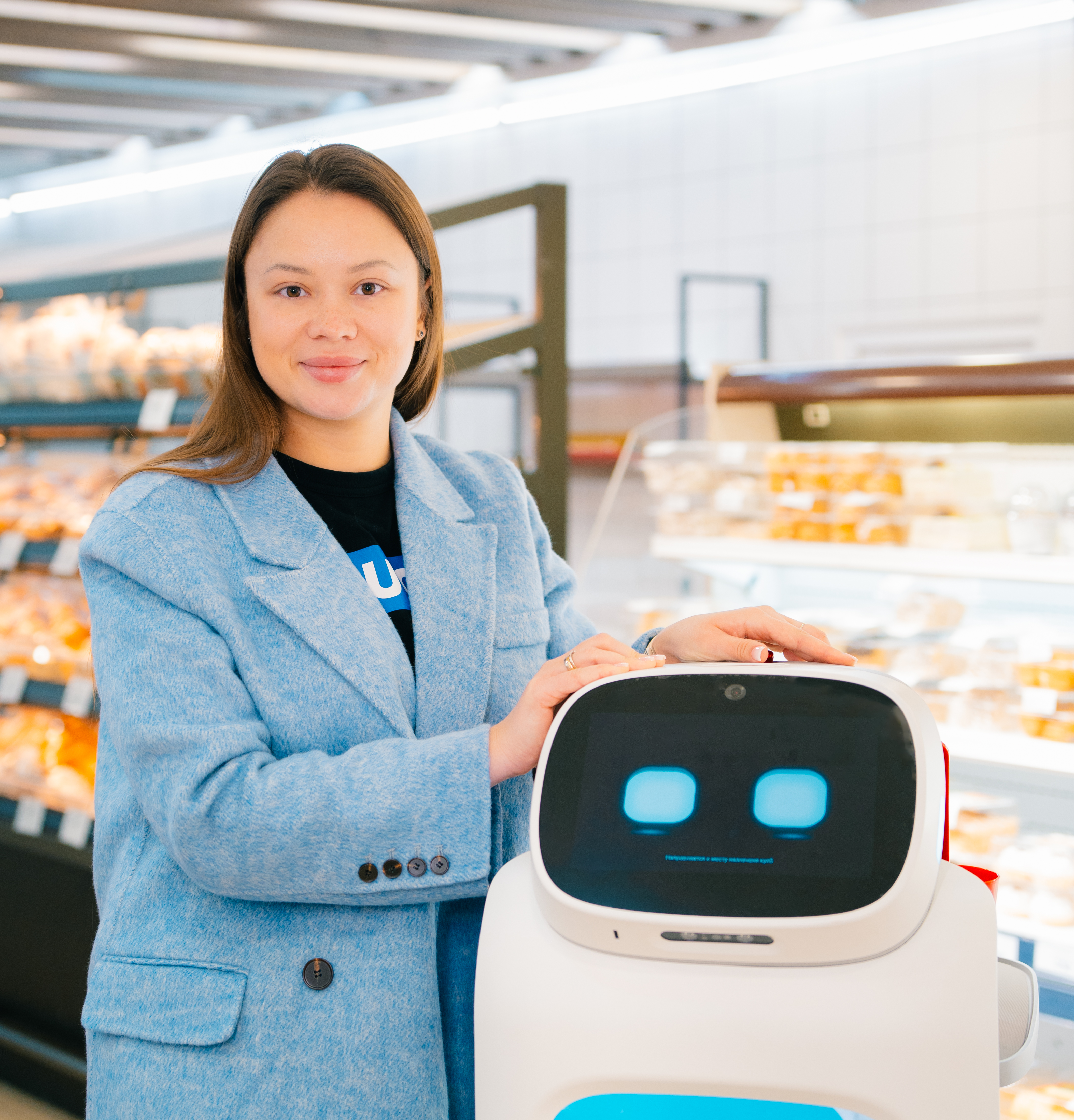 Дегустационный робот YumYum встречает покупателей в супермаркете Аян-Пассаж в Темиртау