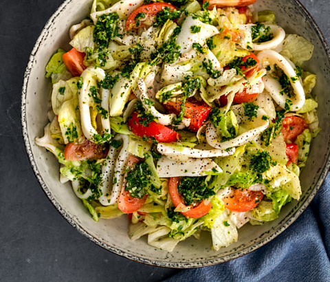 Салат с помидорами и жареным кальмаром