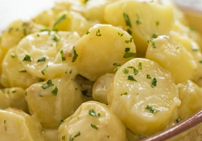 Картофельный салат с чесноком