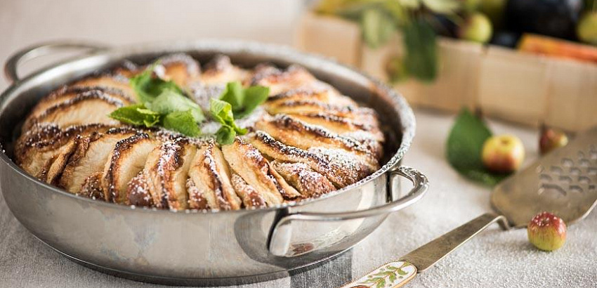 Нежная творожная шарлотка с яблоками