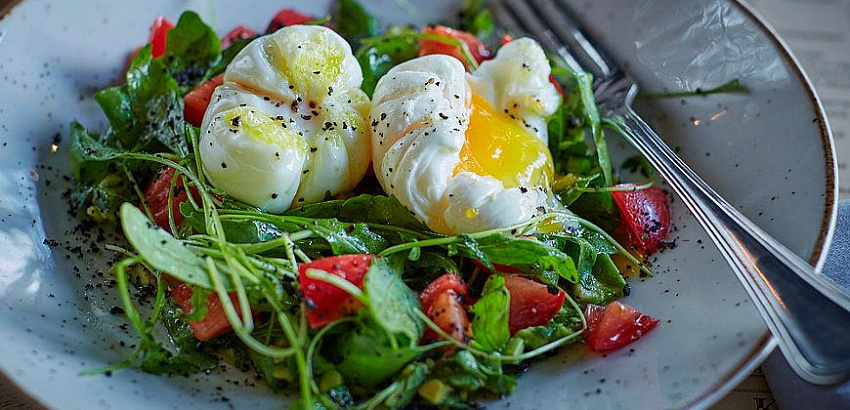 Легкий салат с авокадо и яйцом-пашот