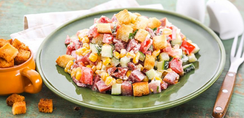 Салат с сухариками, колбасой и кукурузой
