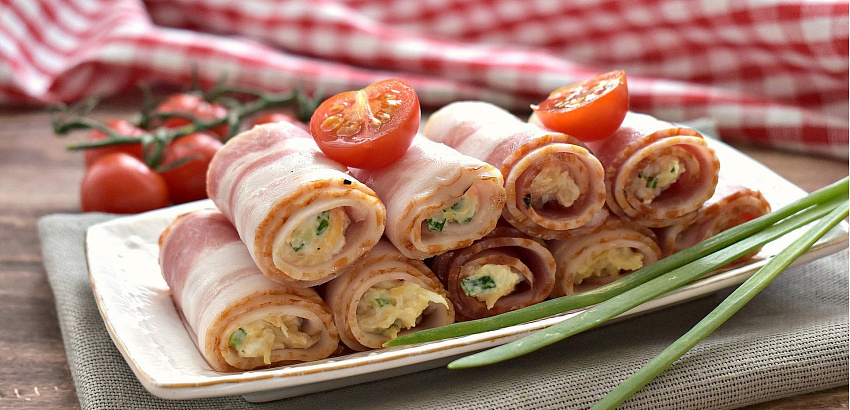 Рулетики из бекона с сыром и яйцами