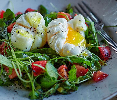 Легкий салат с авокадо и яйцом-пашот