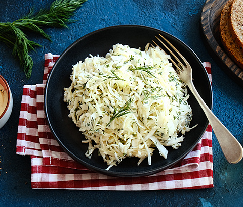 Капустный салат с укропом и чесночным майонезом