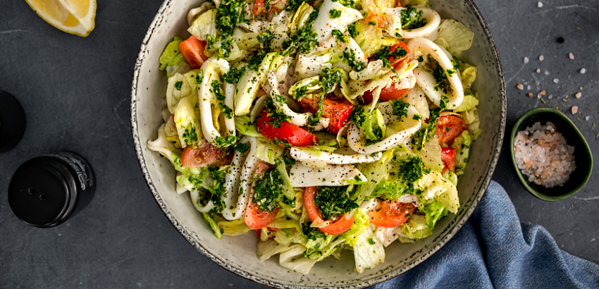 Салат с помидорами и жареным кальмаром