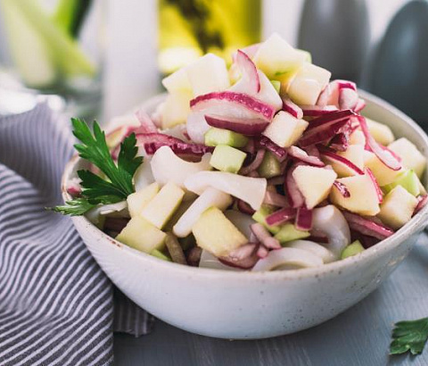 Постный салат с кальмарами